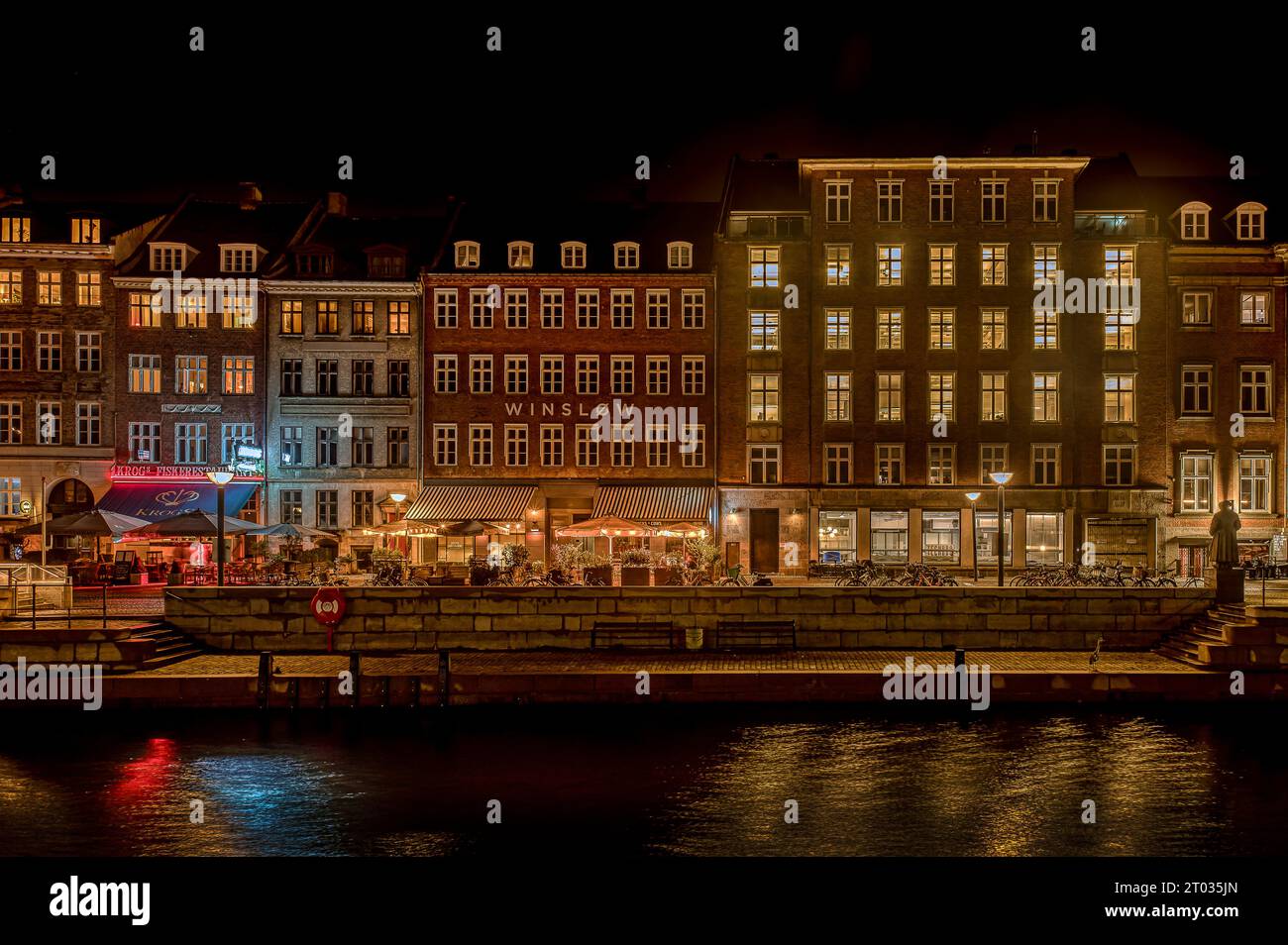 Holzsteg am Slotsholm-Kanal in Kopenhagen, wo sich die Häuser nachts im ruhigen Wasser spiegeln, Dänemark, 2. Oktober 2023 Stockfoto