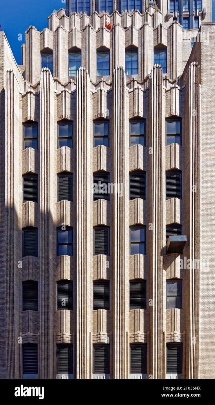 Verizon besetzt Büros im Walker Tower, 212 W 18th Street; mehrere Millionen Dollar teure Wohnungen befinden sich in den oberen Stockwerken des Art déco-Gebäudes. Stockfoto