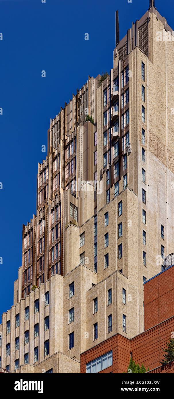 Verizon besetzt Büros im Walker Tower, 212 W 18th Street; mehrere Millionen Dollar teure Wohnungen befinden sich in den oberen Stockwerken des Art déco-Gebäudes. Stockfoto