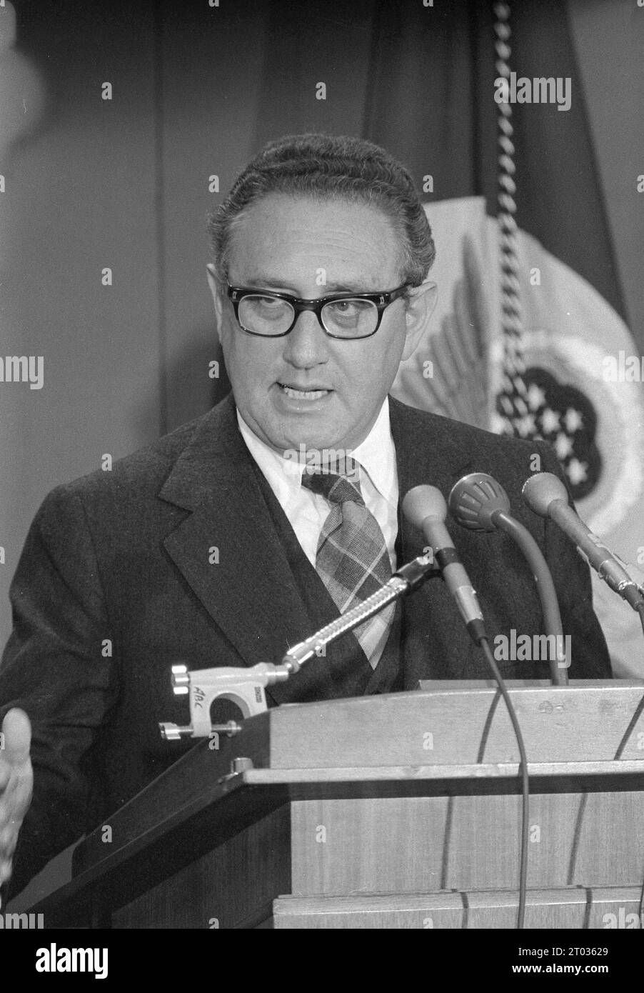 Außenminister Henry Kissinger sprach auf einer Pressekonferenz im Jahr 1975 in den USA Stockfoto