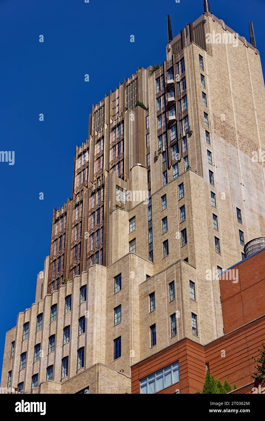 Verizon besetzt Büros im Walker Tower, 212 W 18th Street; mehrere Millionen Dollar teure Wohnungen befinden sich in den oberen Stockwerken des Art déco-Gebäudes. Stockfoto