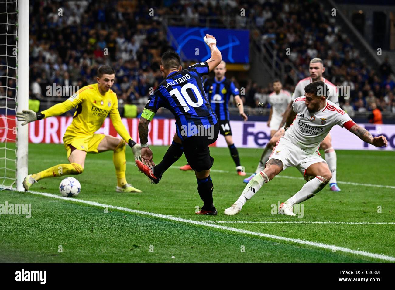 Mailand, Italien. 3. Oktober 2023. Lautaro Martinez vom FC Internazionale wirft während des UEFA Champions League-Spiels zwischen dem FC Internazionale und SL Benfica. Quelle: Nicolò Campo/Alamy Live News Stockfoto