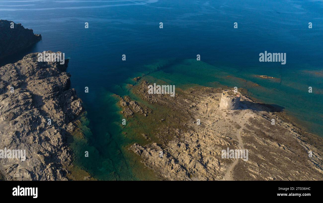 Luftbild des alten Gefängnisturms auf der Isola della Pelosa im Nordwesten Sardiniens in der Provinz Sassari. Stintino Town, Sardinien, Italien. Stockfoto