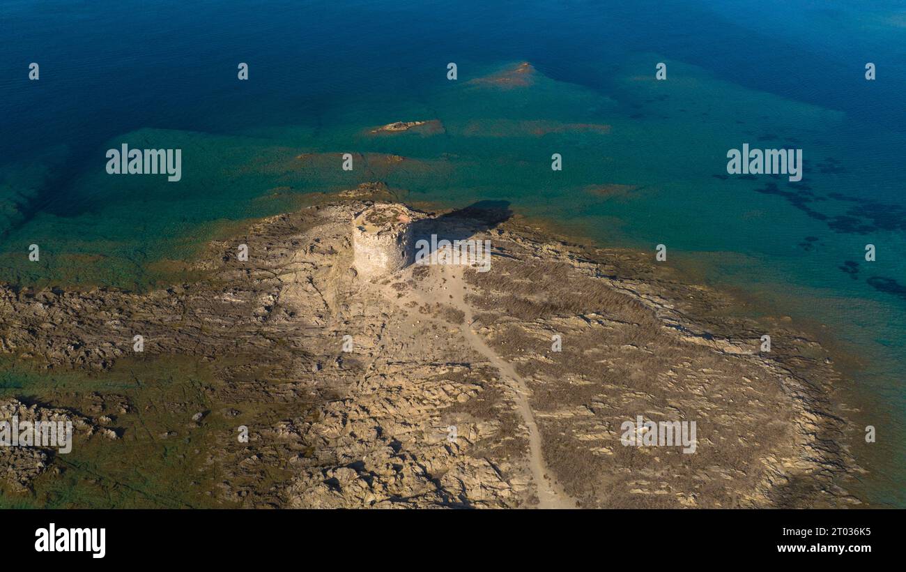 Luftbild des alten Gefängnisturms auf der Isola della Pelosa im Nordwesten Sardiniens in der Provinz Sassari. Stintino Town, Sardinien, Italien. Stockfoto