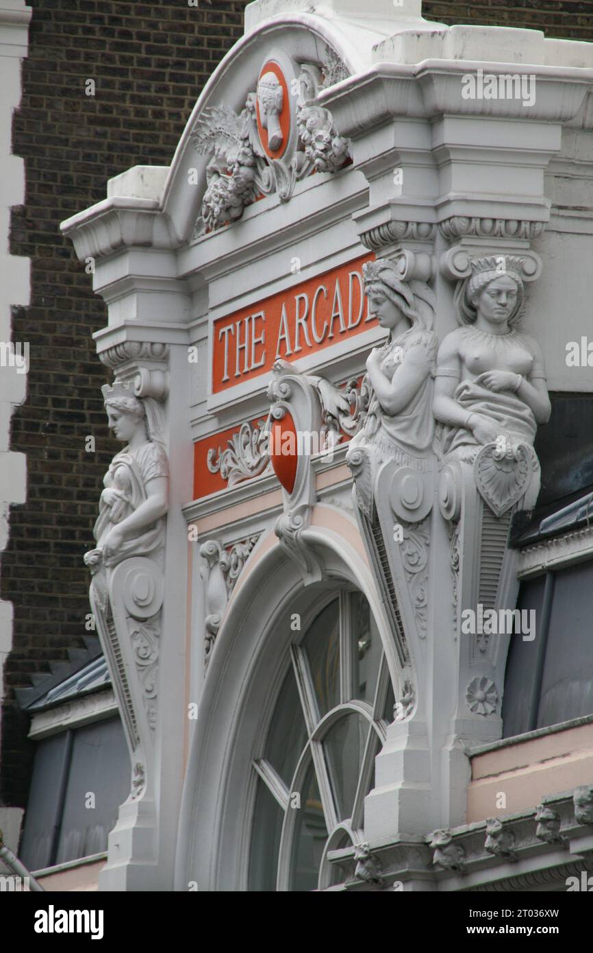 Eine vertikale Außenaufnahme des historischen, klassischen Arkadengebäudes in London Stockfoto