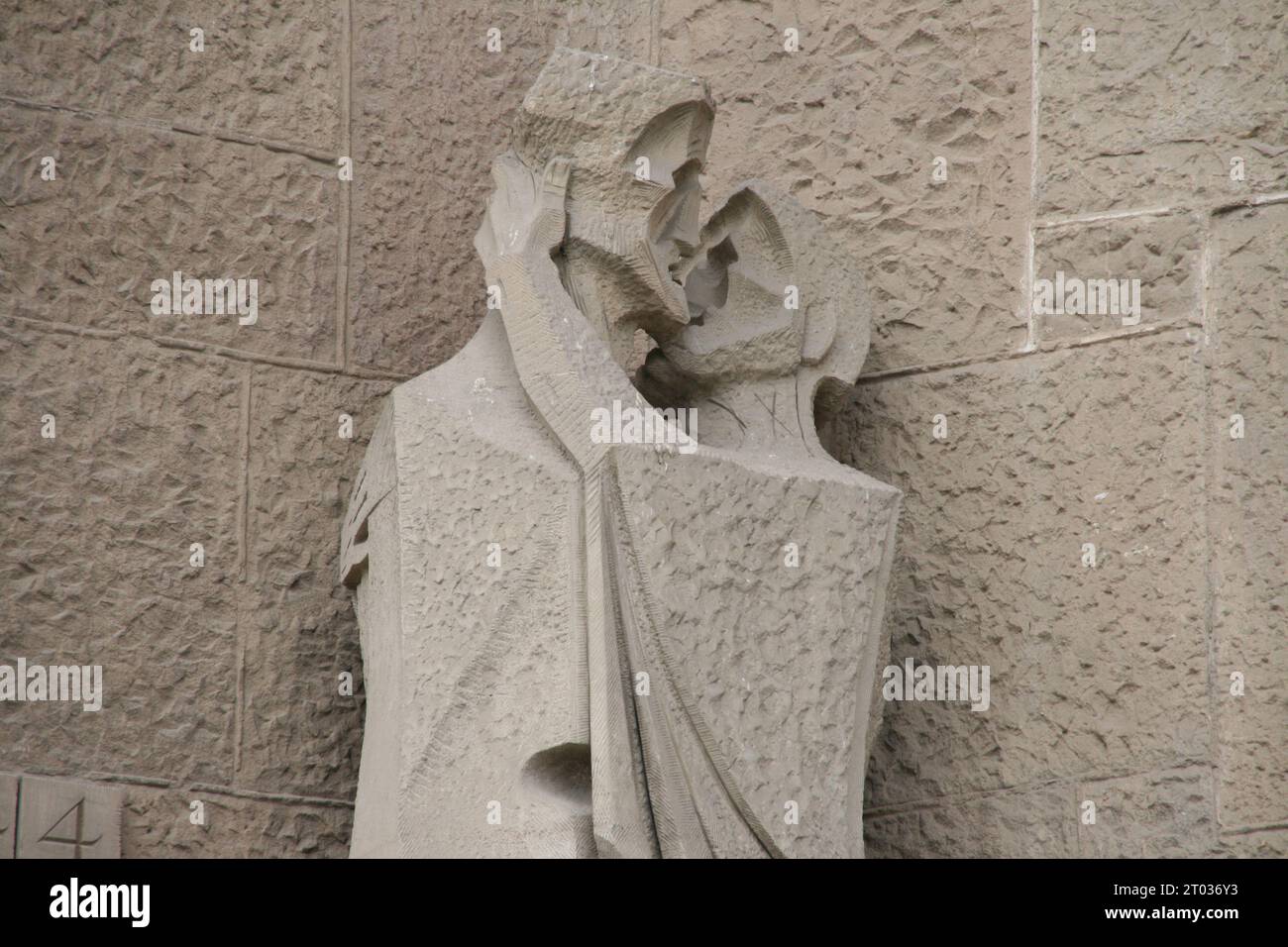 Eine Nahaufnahme einer Steinstatue von zwei Küssen in Barcelona, Spanien Stockfoto
