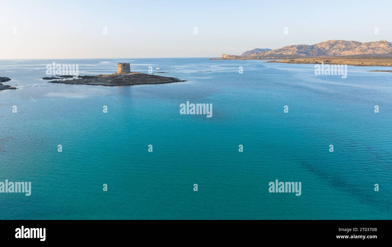 Luftbild des alten Gefängnisturms auf der Isola della Pelosa im Nordwesten Sardiniens in der Provinz Sassari. Stintino Town, Sardinien, Italien. Su Stockfoto