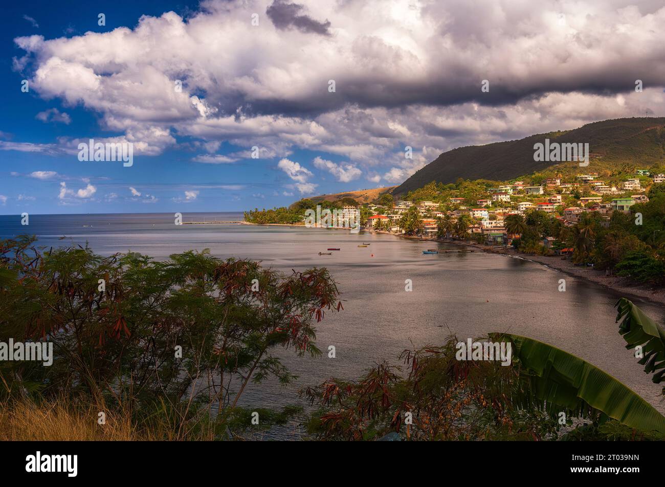 Blick auf das Dorf auf der bergigen Insel Dominica, Karibisches Meer Stockfoto