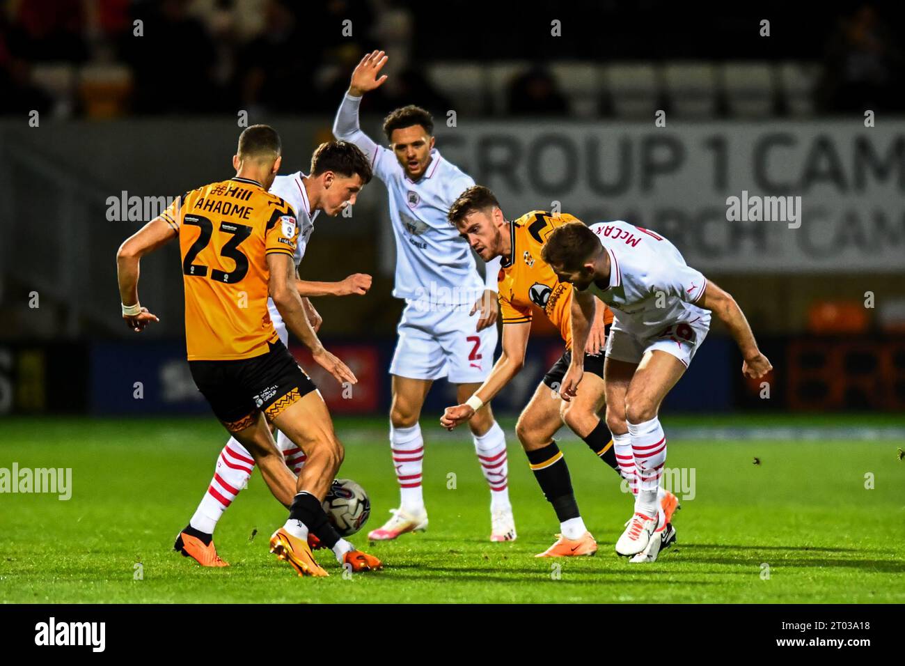 Cambridge, Großbritannien. 3. Oktober 2023 Jamie McCart (26 Barnsley) fordert Jack Lancaster (10 Cambridge United) beim Spiel der Sky Bet League 1 zwischen Cambridge United und Barnsley im R Costs Abbey Stadium, Cambridge, am Dienstag, den 3. Oktober 2023 heraus. (Foto: Kevin Hodgson | MI News) Credit: MI News & Sport /Alamy Live News Stockfoto