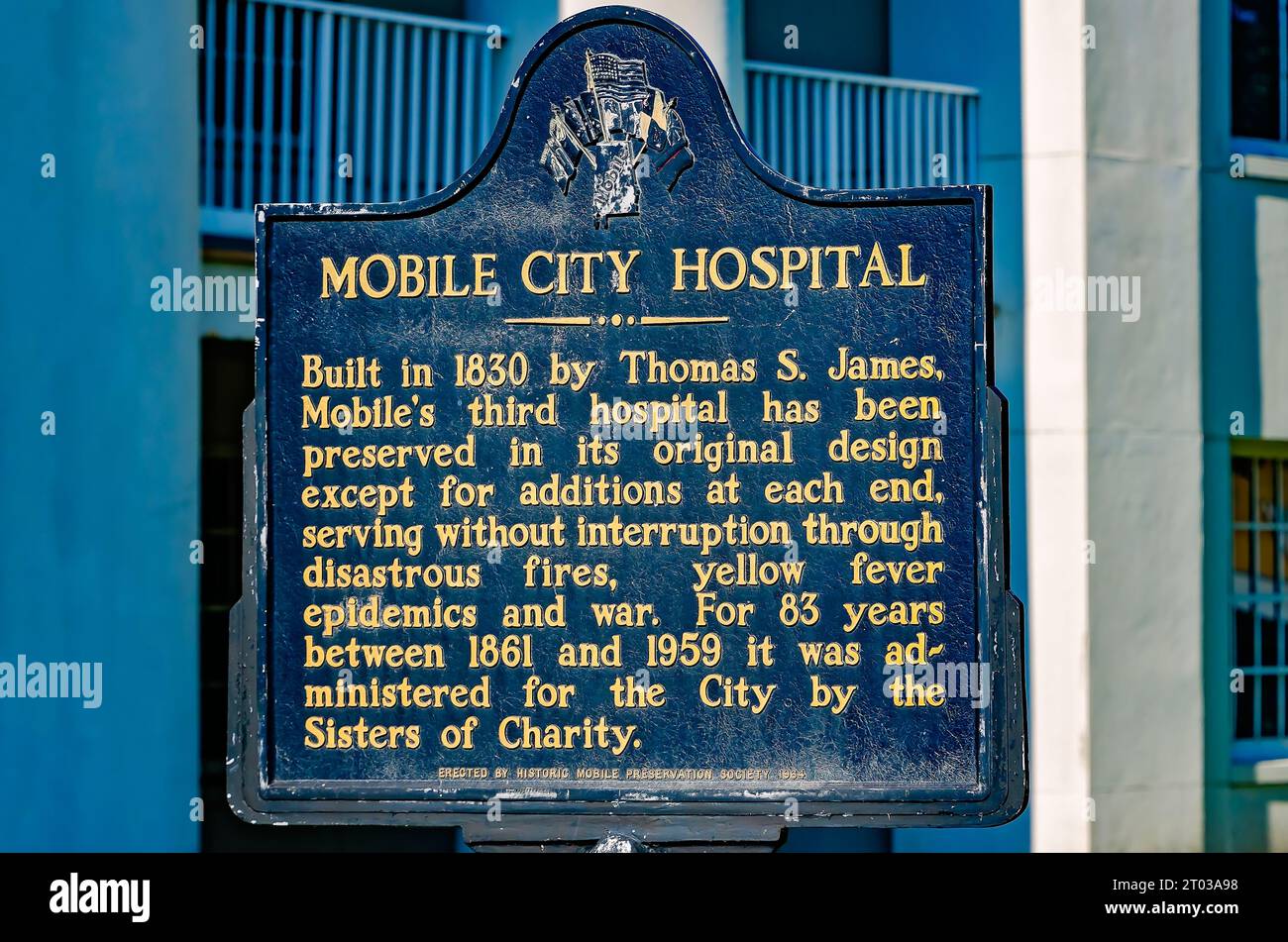 Eine historische Markierung steht vor dem Mobile City Hospital, auch bekannt als Old Mobile General Hospital, 30. September 2023, in Mobile, Alabama. Stockfoto