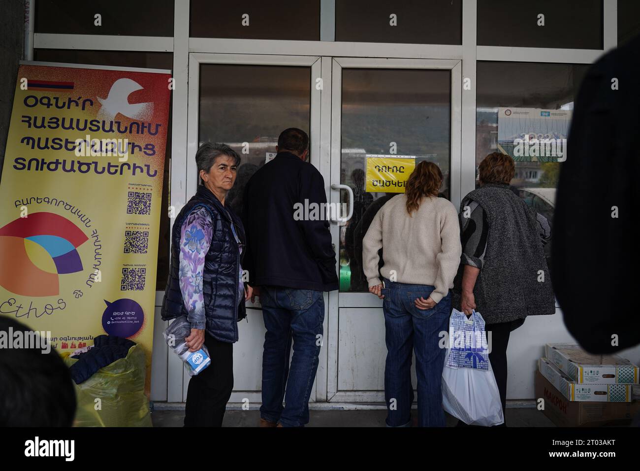 Flüchtlinge warten vor einem Zentrum, das humanitäre Hilfe in Goris verteilt. Armenien berichtete am 3. Oktober, dass rund 100.625 Flüchtlinge aus Berg-Karabach gekommen sind, während 91.924 bereits von armenischen Beamten registriert wurden, nachdem Aserbaidschan die Kontrolle über das südliche Bergregion übernommen hatte. Stockfoto