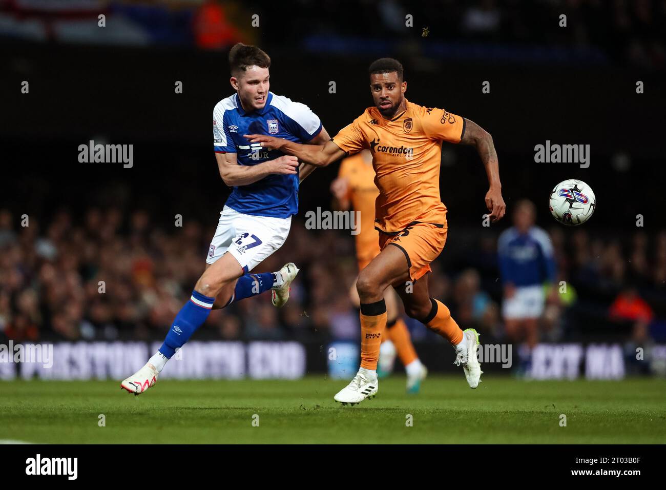 Ipswich, Großbritannien. Oktober 2023. Ipswich Town's George Hirst kämpft am 3. Oktober 2023 gegen Cyrus Christie in Hull City während des SKY Bet EFL Championship Matches Ipswich Town FC gegen Hull City FC in Portman Road, Ipswich, Großbritannien Credit: Every Second Media/Alamy Live News Stockfoto