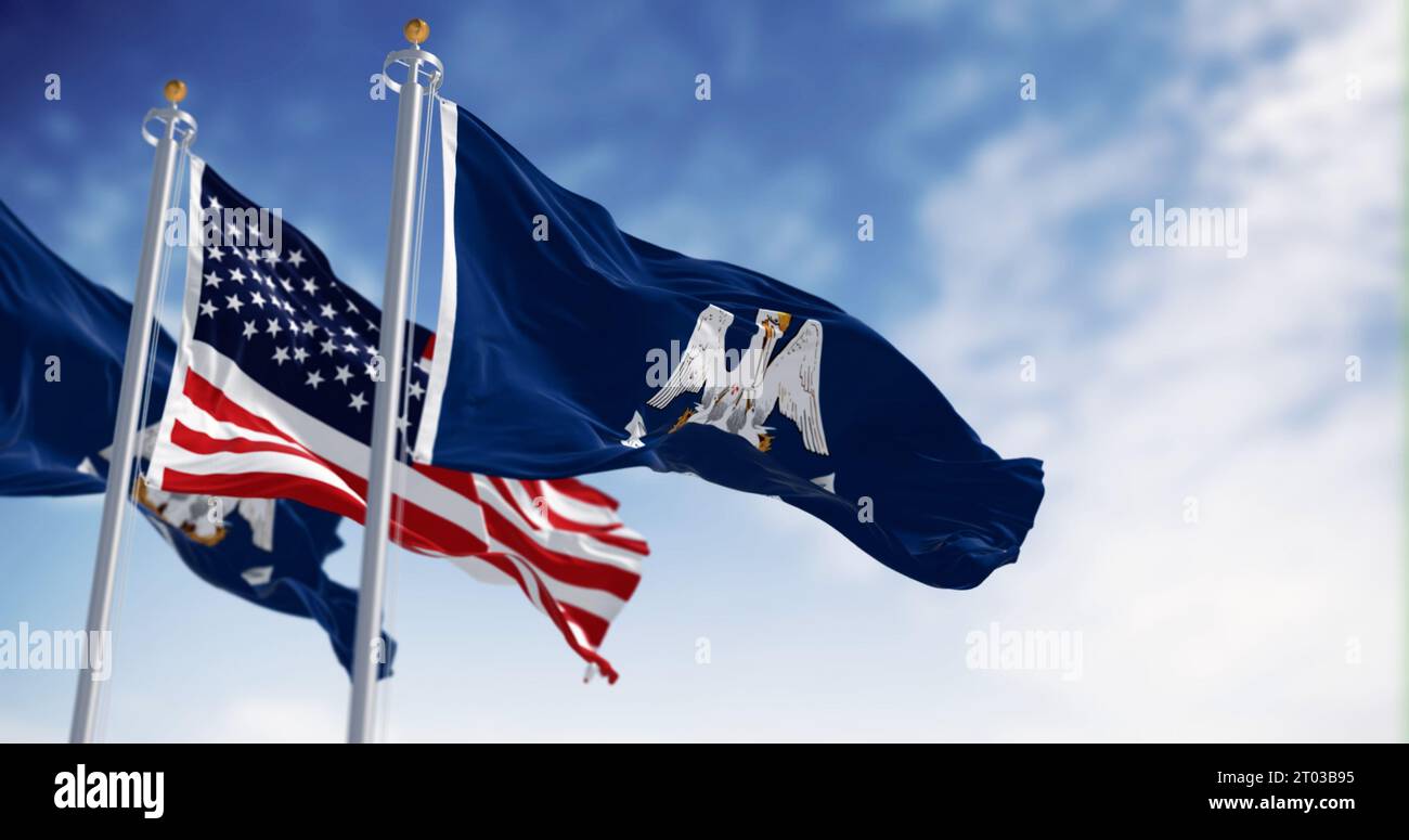 Die Bundesflagge von Louisiana winkt im Wind mit der amerikanischen Flagge. Bundesstaat im Südosten der Vereinigten Staaten. 3D-Darstellung. Geriffelt Stockfoto