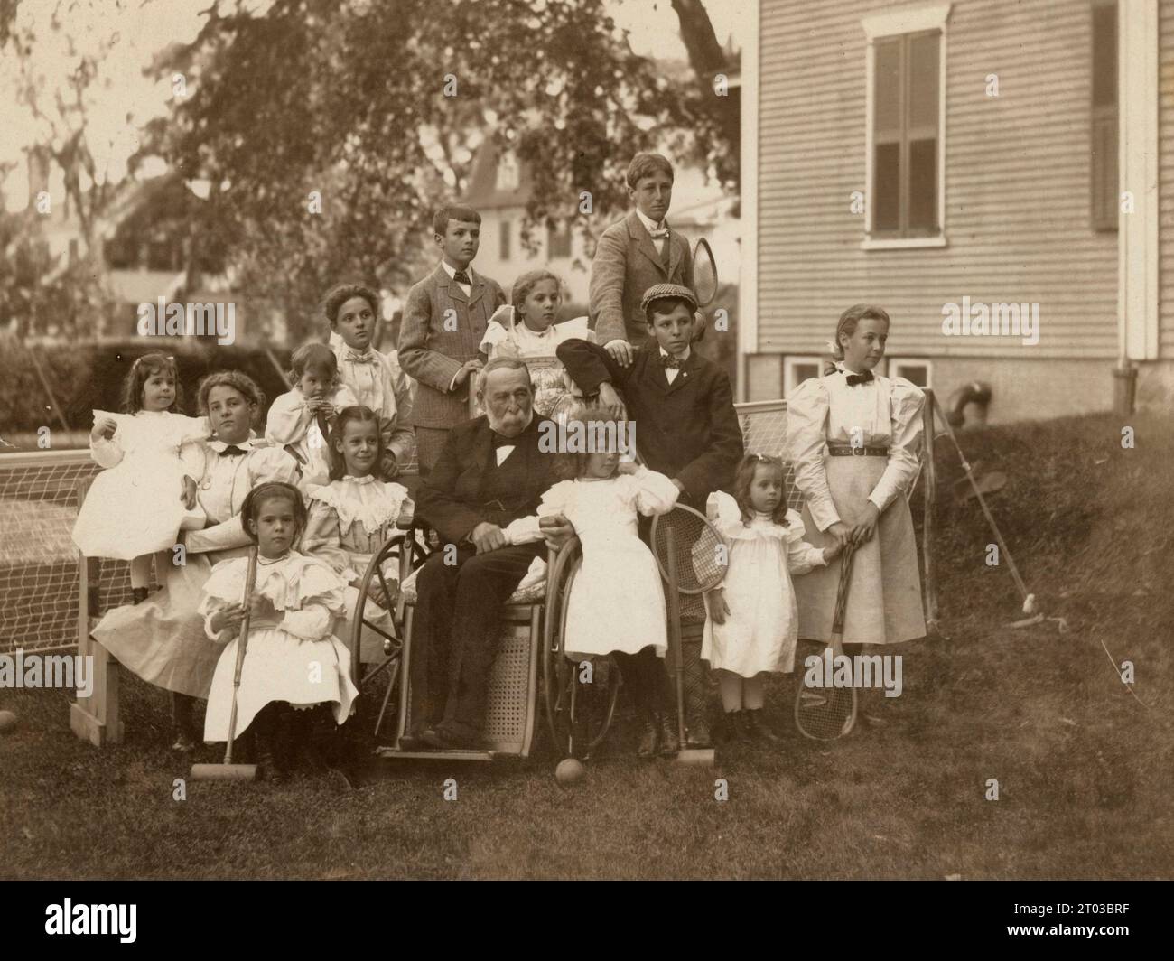 Warren Delano II. Mit seinen Enkeln Franklin D. Roosevelt und seinen Cousins posierten mit ihrem Großvater Warren Delano II. – September 1897 Stockfoto