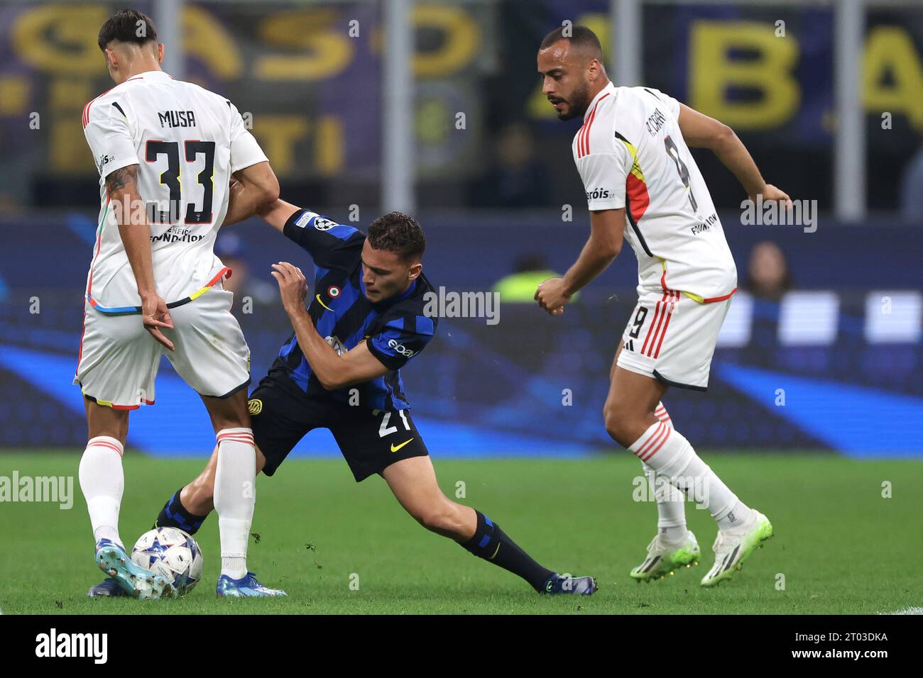 Mailand, Italien. Oktober 2023. Arthur Cabral von SL Benfica sieht, wie Kristjan Asllani vom FC Internazionale Peter Musa vom SL Benfica während des UEFA Champions League-Spiels in Giuseppe Meazza, Mailand, herausfordert. Der Bildnachweis sollte lauten: Jonathan Moscrop/Sportimage Credit: Sportimage Ltd/Alamy Live News Stockfoto