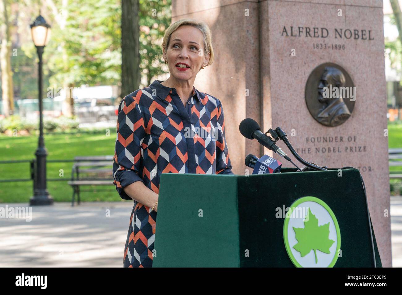 New York, Usa. Oktober 2023. Generalkonsul von Schweden in New York Camilla Mellander spricht während der Zeremonie, um Namen von sechs Amerikanern zu enthüllen, die den Preis 2022 für das Nobelmonument im Theodore Roosevelt Park in New York gewonnen haben. Der Obelisk ehrt alle amerikanischen Nobelpreisträger sowie den Gründer des Nobelpreises, den schwedischen Erfinder Alfred Nobel. Schüler der 7. Klasse der Andersen-Schule 334 nahmen Teil. Dr. Philip H. Dybvig, der den Preis 2022 gewann, nahm an der Veranstaltung Teil. (Foto: Lev Radin/Pacific Press) Credit: Pacific Press Media Production Corp./Alamy Live News Stockfoto