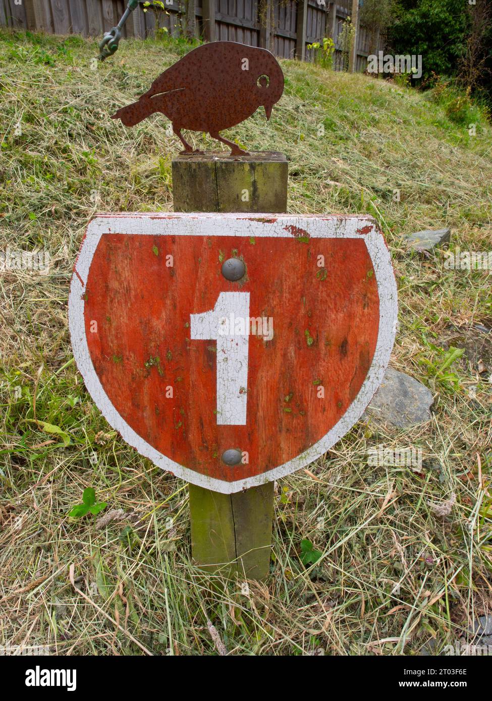 Nummer eins Schild mit Einem Metallvogel Stockfoto