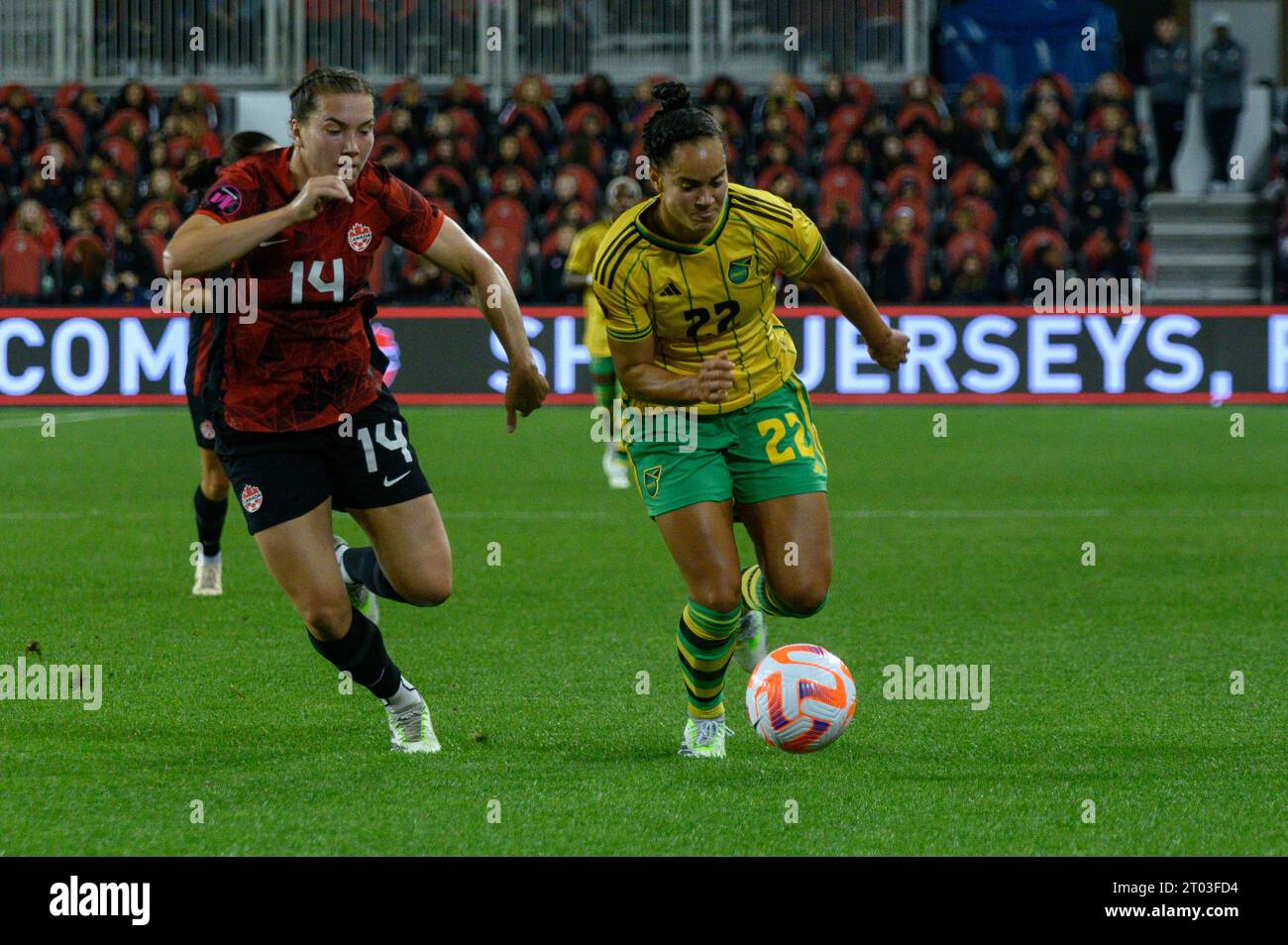 Toronto, ON, Kanada - 26. September 2023: Kayla McKenna #22 der Jamaika-Nationalmannschaft spielt mit dem Ball während der CONCACAF W Olym 2023 Stockfoto