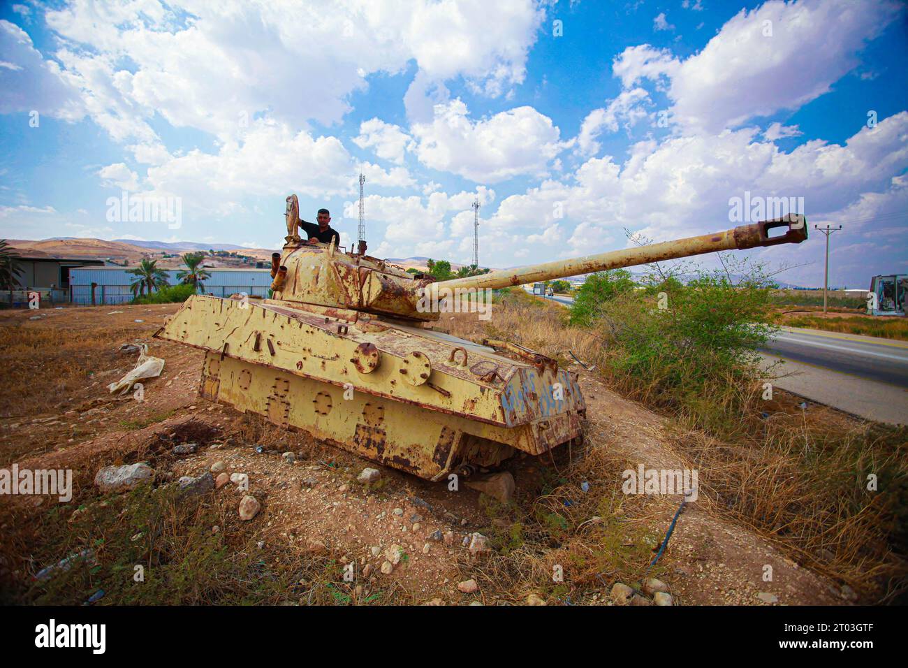 Northen Valley, Palästina. Oktober 2023. Ein alter israelischer Panzer im Jordantal im nördlichen Westjordanland. Die israelischen Behörden eroberten die Ländereien der palästinensischen Bewohner des Jordantals, deportierten sie und errichteten Schulen in einigen Teilen des Landes. (Foto: Nasser Ishtayeh/SOPA Images/SIPA USA) Credit: SIPA USA/Alamy Live News Stockfoto