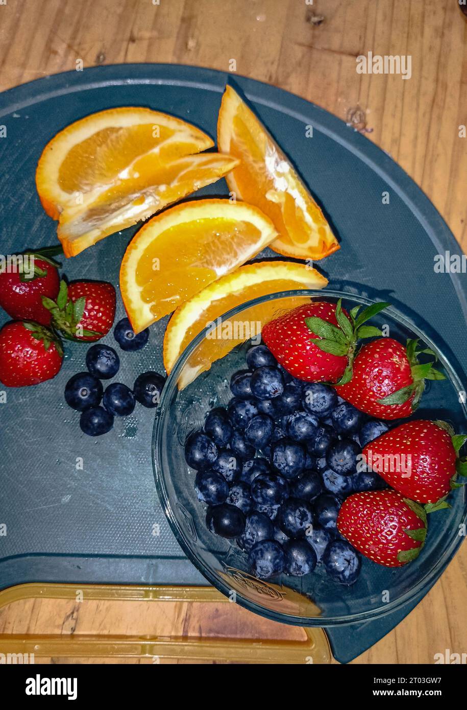 Obst auf einem Holztisch Stockfoto