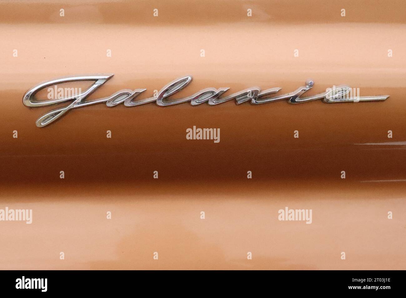 „Galaxie“ – ein Schriftzug aus verchromter Legierung, der das hintere Seitenblech eines Ford Fairlane 500 Galaxie Skyliners aus dem Jahr 1959, Juli 2022, ziert. Stockfoto