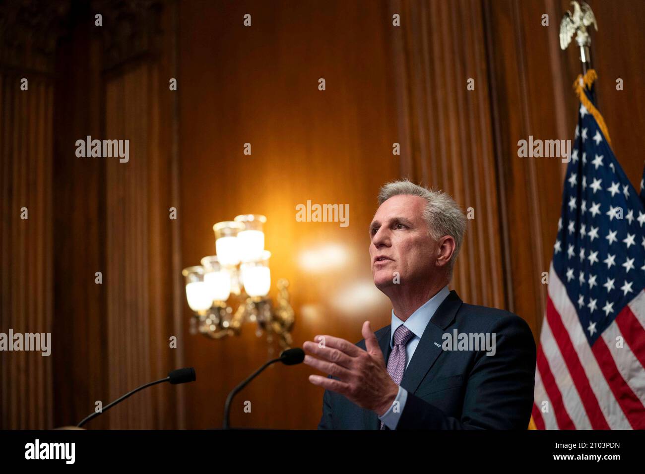 Washington, Usa. Oktober 2023. Kevin McCarthy, R-CA, spricht während einer Pressekonferenz, nachdem er am Dienstag, den 3. Oktober 2023, als Sprecher des Repräsentantenhauses im US-Kapitol in Washington, DC, abgesetzt wurde. McCarthy wurde durch einen Antrag auf Räumung entfernt, eine Anstrengung unter der Leitung von Matt Gaetz, R-FL, und einer Handvoll konservativer Mitglieder seiner eigenen Partei. Foto: Bonnie Cash/UPI Credit: UPI/Alamy Live News Stockfoto