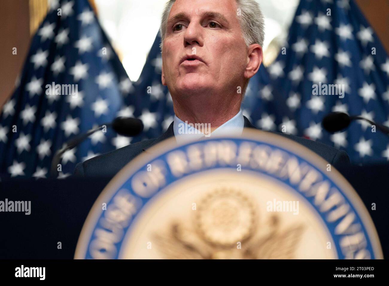 Washington, Usa. Oktober 2023. Kevin McCarthy, R-CA, spricht während einer Pressekonferenz, nachdem er am Dienstag, den 3. Oktober 2023, als Sprecher des Repräsentantenhauses im US-Kapitol in Washington, DC, abgesetzt wurde. McCarthy wurde durch einen Antrag auf Räumung entfernt, eine Anstrengung unter der Leitung von Matt Gaetz, R-FL, und einer Handvoll konservativer Mitglieder seiner eigenen Partei. Foto: Bonnie Cash/UPI Credit: UPI/Alamy Live News Stockfoto