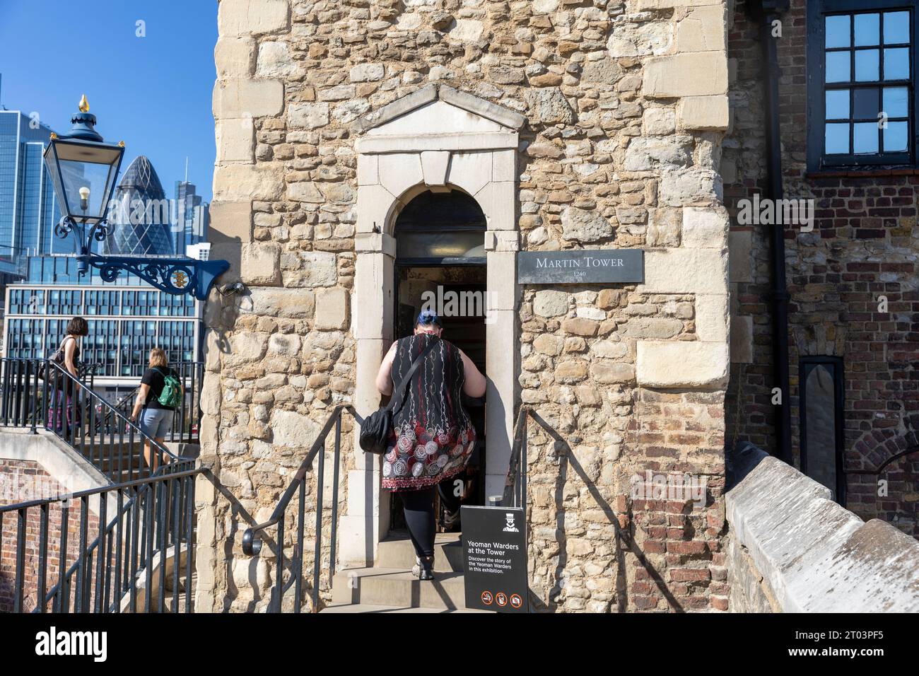 Tower of London, weibliche Touristen besuchen den Martin Tower, in dem früher die Kronjuwelen untergebracht waren, London, England, Großbritannien Stockfoto