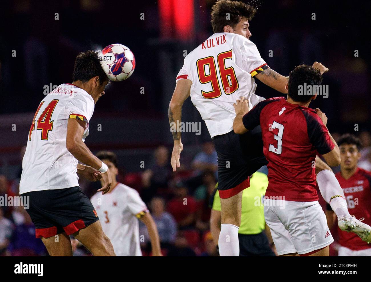 College Park, USA. Oktober 2023. COLLEGE PARK, MD - 03. OKTOBER: Cameron Gerber (14) führt den Ball hinter dem Maryland-Verteidiger William Kulvik (96) und Chris Tiao (3) während eines Big Ten-Fußballspiels zwischen Maryland und Rutgers am 3. Oktober 2023 im Ludwig Field in College Park, Maryland. (Foto: Tony Quinn/SipaUSA) Credit: SIPA USA/Alamy Live News Stockfoto