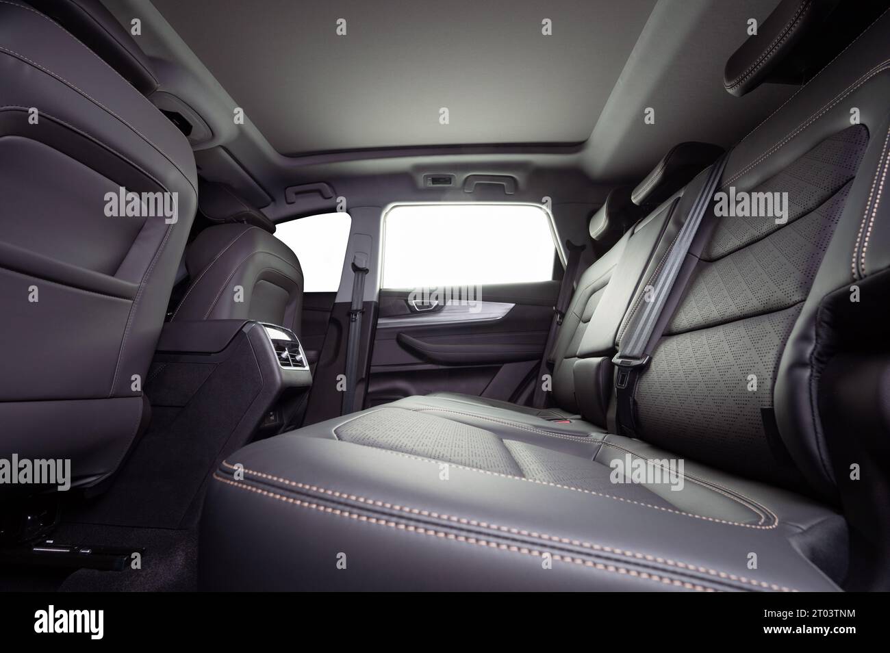Autositze in Leder hinten mit isolierten Fenstern und Panoramadach Stockfoto