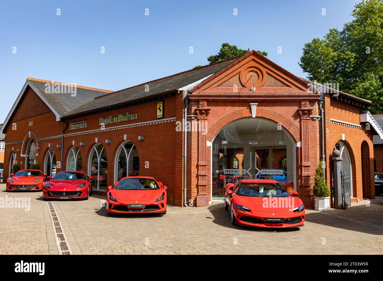 Ferrari Sportwagenhändler, Meridien Modena in Lyndhurst Hampshire mit roten Ferraris auf dem Vorplatz, England, Großbritannien Stockfoto