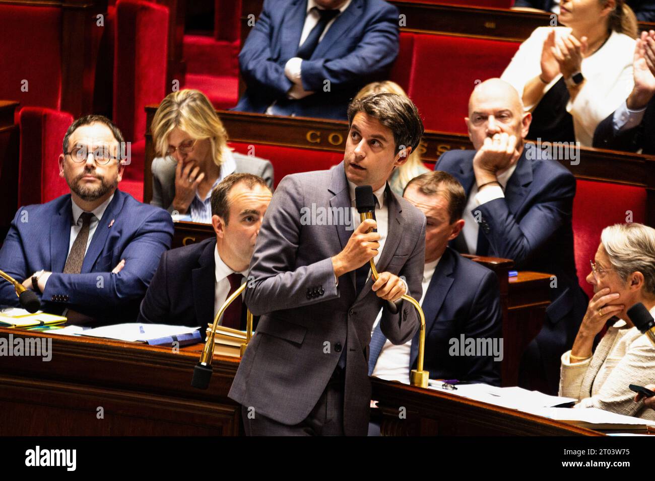 Paris, Frankreich. Oktober 2023. Gabriel Attal, französischer Bildungsminister, spricht während der Nationalversammlung. Wöchentliche Sitzung der Anfragen an die französische Regierung in der Nationalversammlung im Palais Bourbon in Paris. (Foto: Telmo Pinto/SOPA Images/SIPA USA) Credit: SIPA USA/Alamy Live News Stockfoto