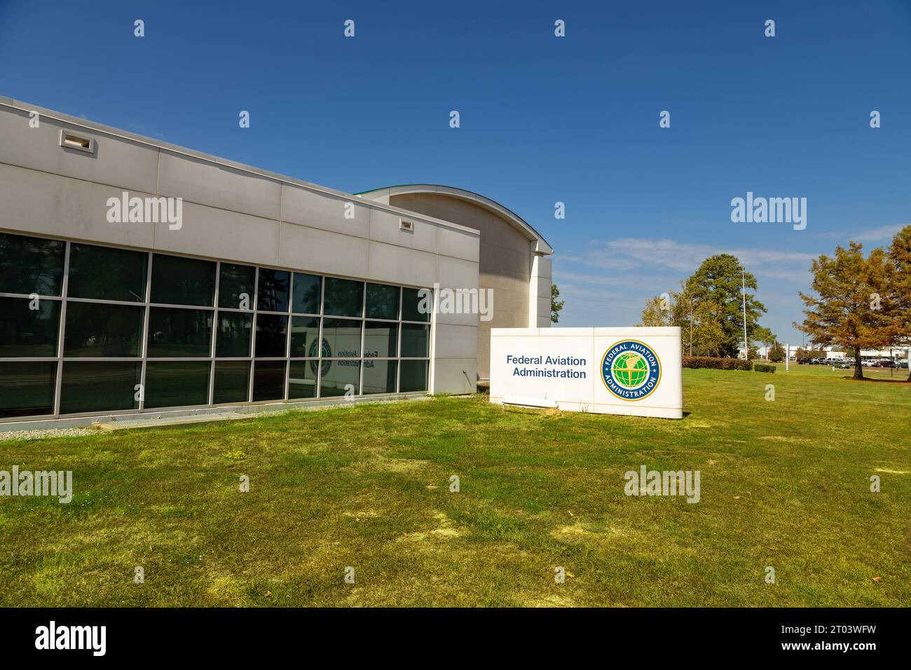 Jackson, MS - 1. Oktober 2023: Unterschrift und Logo der Federal Aviation Administration im FAA-Büro. Stockfoto