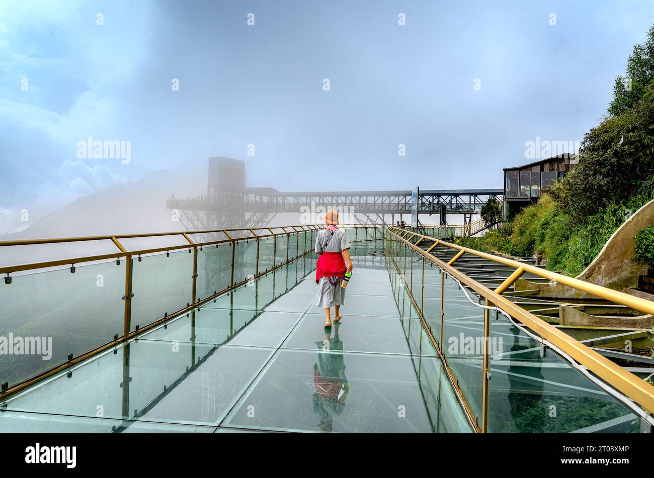 Sapa Glasbrücke Touristengebiet, Son Binh, Sa Pa, Lao Cai, Vietnam - 11. September 2023: Touristen erleben die Sa Pa Glasbrücke in Lao Cai provinceVietnam Stockfoto