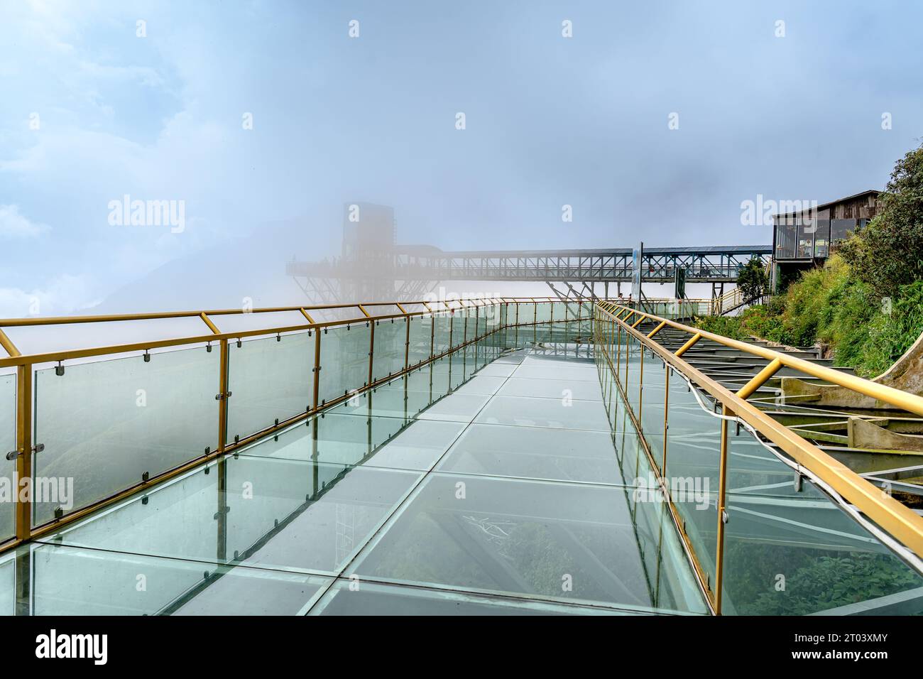 Sapa Glasbrücke Touristengebiet, Son Binh, Sa Pa, Lao Cai, Vietnam - 11. September 2023: Touristen erleben die Sa Pa Glasbrücke in Lao Cai provinceVietnam Stockfoto