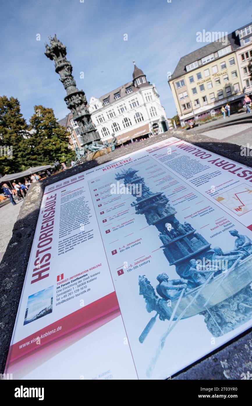 02.10.2023. Koblenz. Hauptattraktion auf dem Görresplatz ist die Historiensäule. Die Historiensäule ist ein Brunnen, welcher eindrucksvoll die bewegende 2000-jährige Geschichte von Koblenz erzählt. Zehn Bilder stellen die Zeit von der Römerzeit bis heute dar. Vor der Fertigstellung der Säule im Jahre 2000 stand auf dem selben Platz zuvor das Goeben-Denkmal, zu Ehren des preußischen Generals August Karl von Goeben. Koblenz Rheinland-Pfalz Deutschland *** 02 10 2023 Koblenz Hauptattraktion am Görresplatz ist die Geschichtssäule die Geschichtssäule ist ein Brunnen, der eindrucksvoll den Mov erzählt Stockfoto