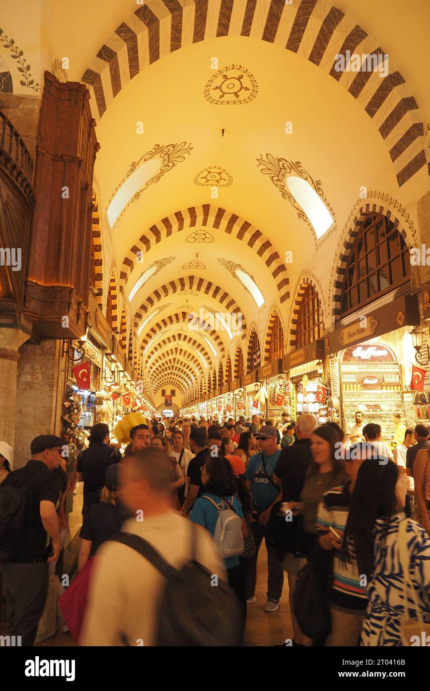 ISTANBUL, TÜRKEI, 12. Mai 2023: Großer Basar in Istanbul, Türkei. Stockfoto