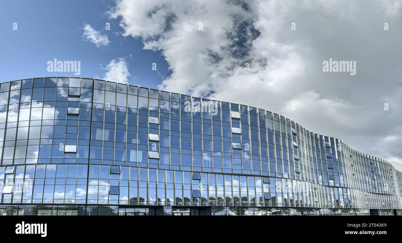 Modernes Bürogebäude aus Glas mit gewellter Fassade im Bau. Stadtbild. Stockfoto