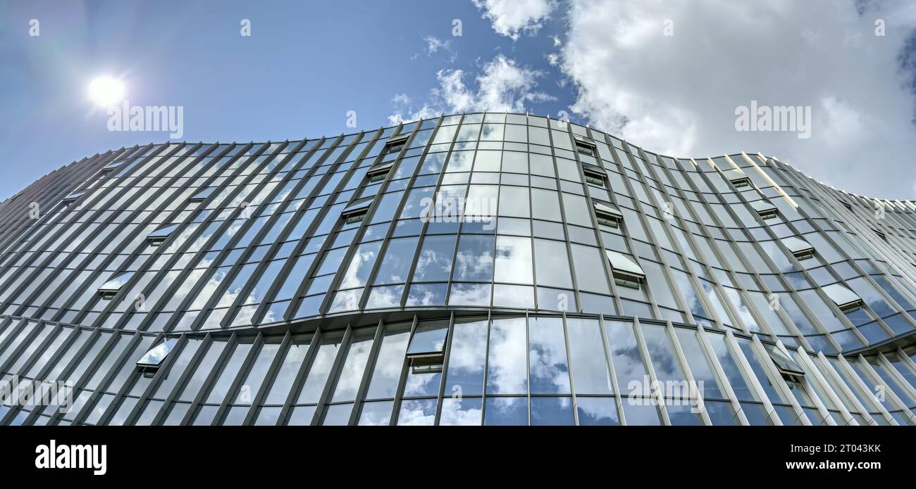 Modernes Glasgebäude vor blauem Himmel. Flachwinkelansicht. Stockfoto