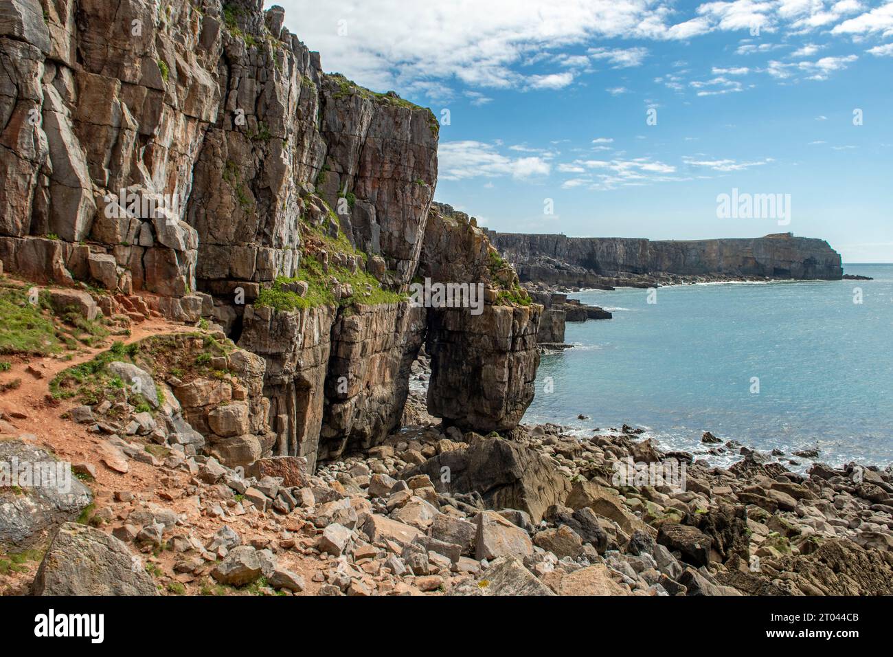 Blick auf die Küstenklippe von St Govan's Chapel, Bosherston, Pembrokeshire, Wales Stockfoto