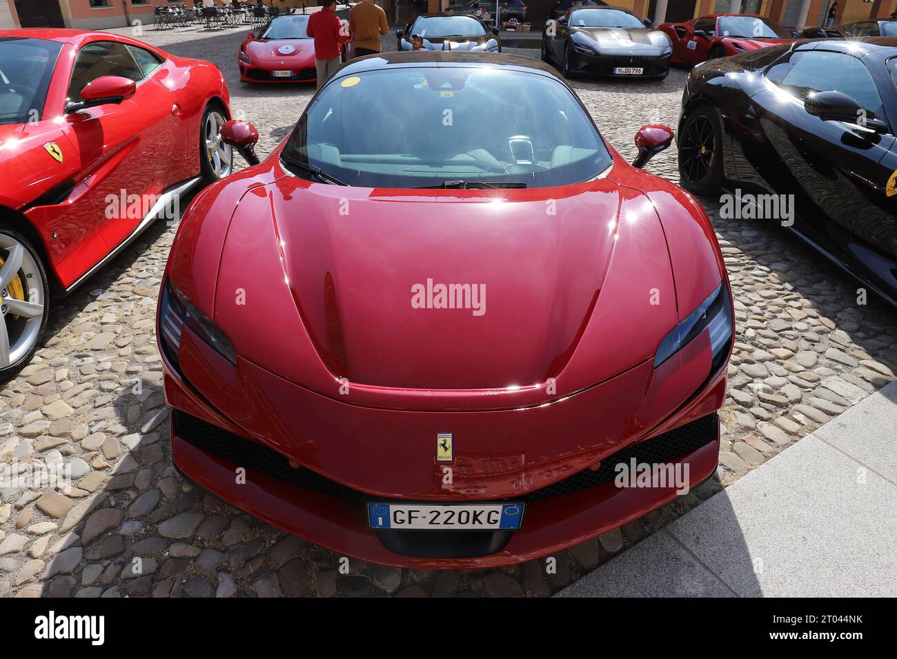 MODENA, ITALIEN, Oktober 2023 – Ferrari SF 90 Stradale neues Modell, Details, öffentliche Leistung in der Stadt Stockfoto