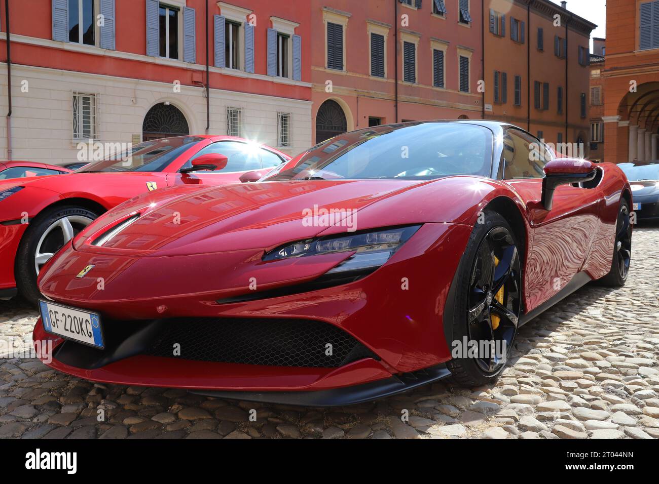 MODENA, ITALIEN, Oktober 2023 – Ferrari SF 90 Stradale neues Modell, Details, öffentliche Leistung in der Stadt Stockfoto