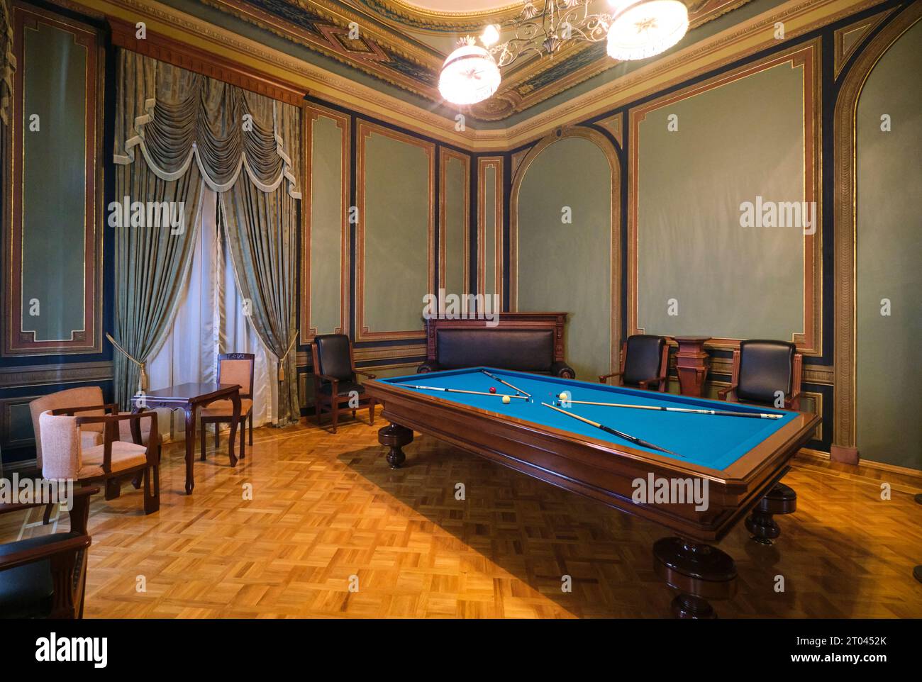 Blick auf den Billardtisch, Poolzimmer. Im Herrenhaus von Haji Zeynalabdin Taghijew im Nationalmuseum für Geschichte Aserbaidschans. In Baku, Aserbaidschan. Stockfoto