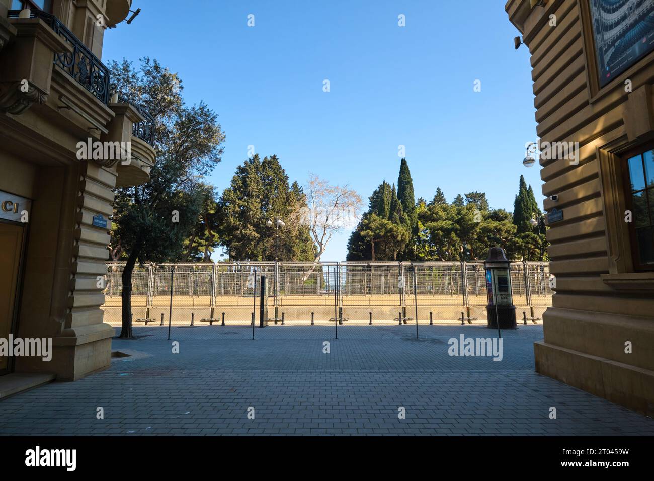 Einige der schweren Zäune, Barrieren in der Innenstadt, am Wasser. Auf der Formel-1-Rennstrecke in Baku, Aserbaidschan. Stockfoto