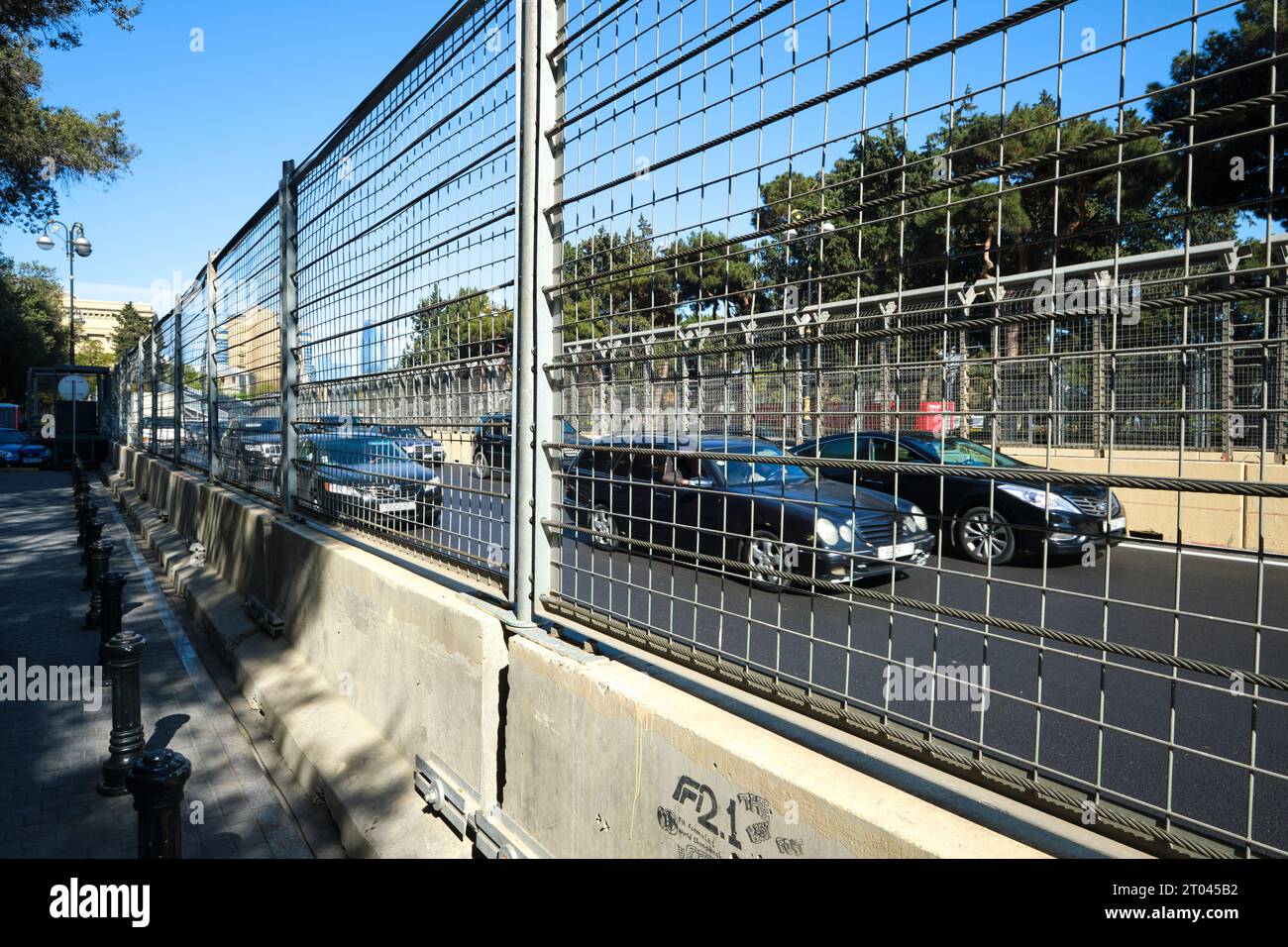 Normale Autos, Verkehr auf der Strecke, Tage vor dem großen Rennen. Auf der Formel-1-Rennstrecke in Baku, Aserbaidschan. Stockfoto