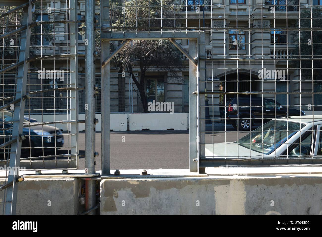 Eine Kamera, Medien, ein Rettungsloch in der Absperrung. Auf der Formel-1-Rennstrecke in Baku, Aserbaidschan. Stockfoto