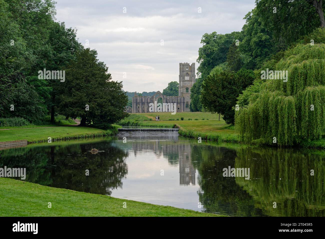Reflection, River Skell, Ruin, Fountains Abbey, Studley Roger, Ripon, England, Vereinigtes Königreich Stockfoto