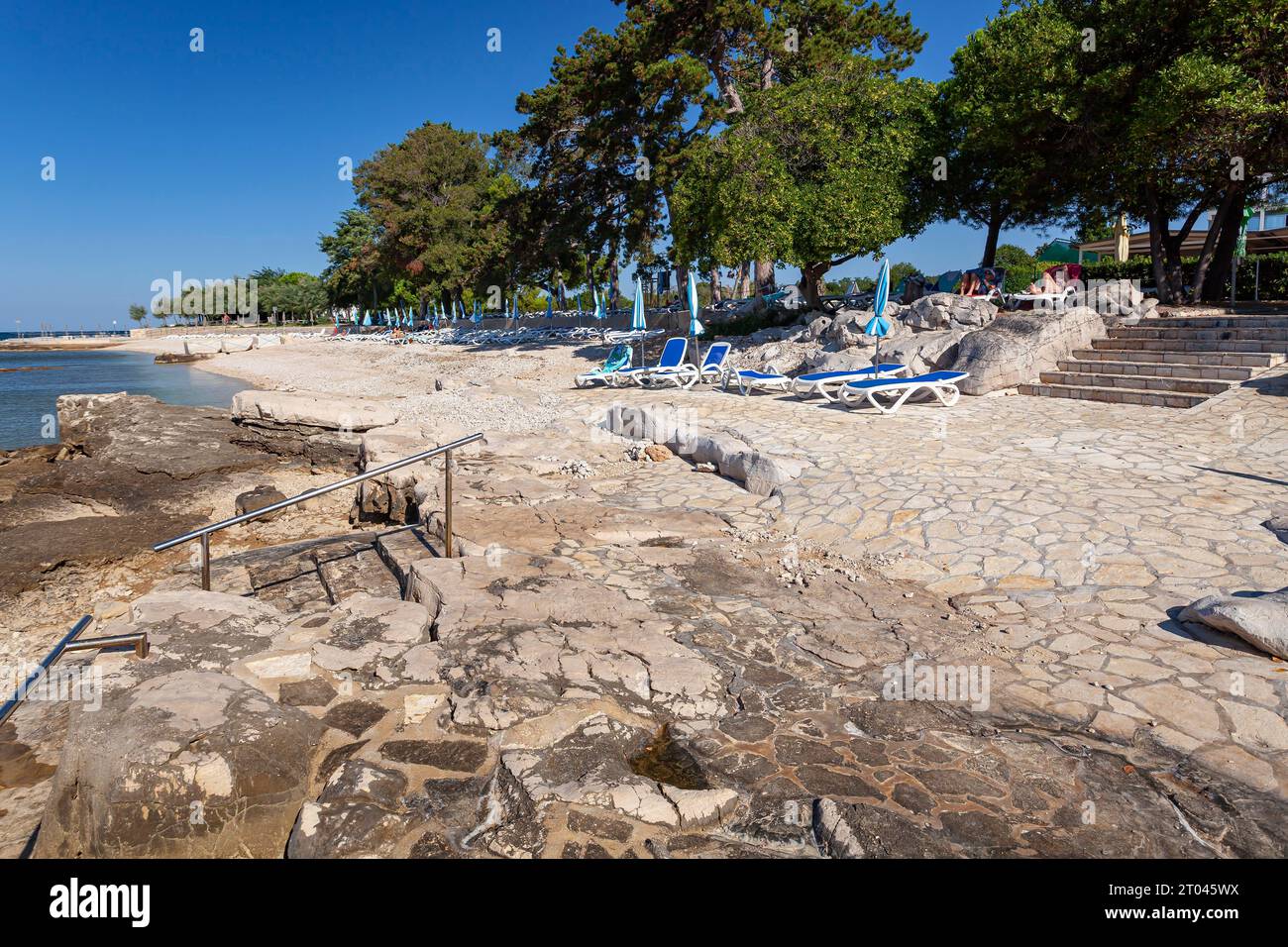 Strand an der Steinküste von Zambratija, Istrien, Kroatien Stockfoto