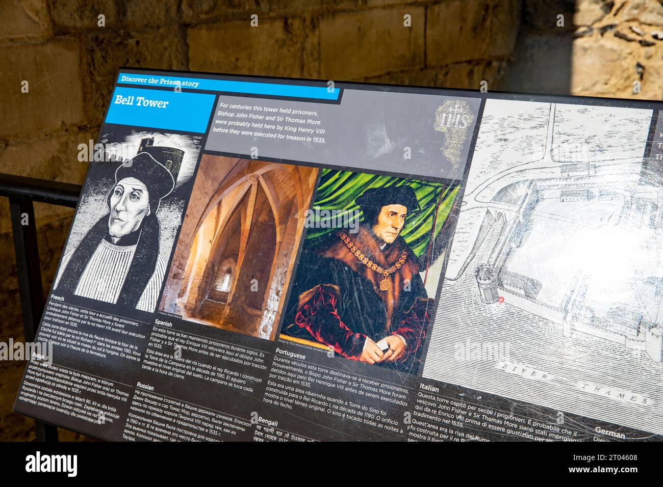 Tower of London in England, historische Geschichte des königlichen Palastes und Informationsschild für Bell Tower, London, England, UK, 2023 Stockfoto