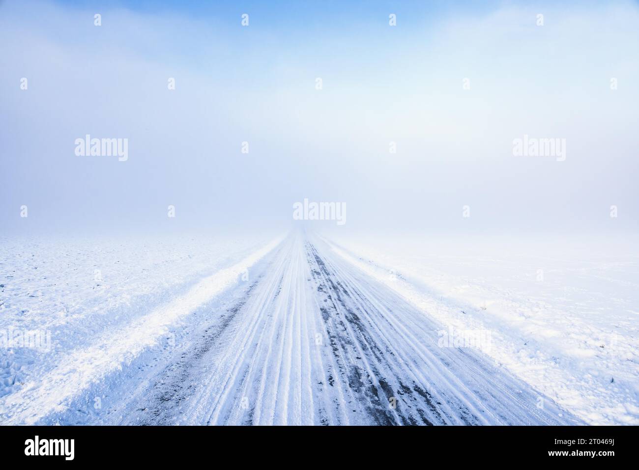 Rutschige Landstraße ein kalter nebeliger Wintertag Stockfoto